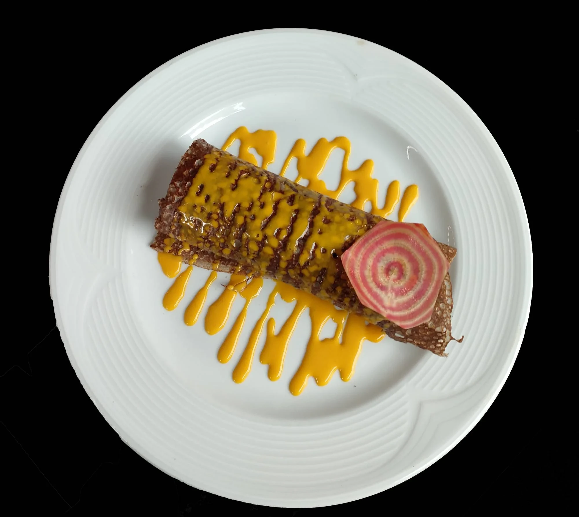 Crêpe roulée sauce jaune et betterave chioggia