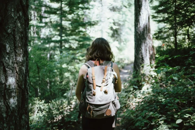 Randonneuse avec sac à dos en forêt