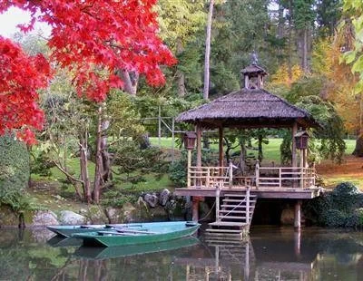 Kiosque en bois au bord d’un étang automnal