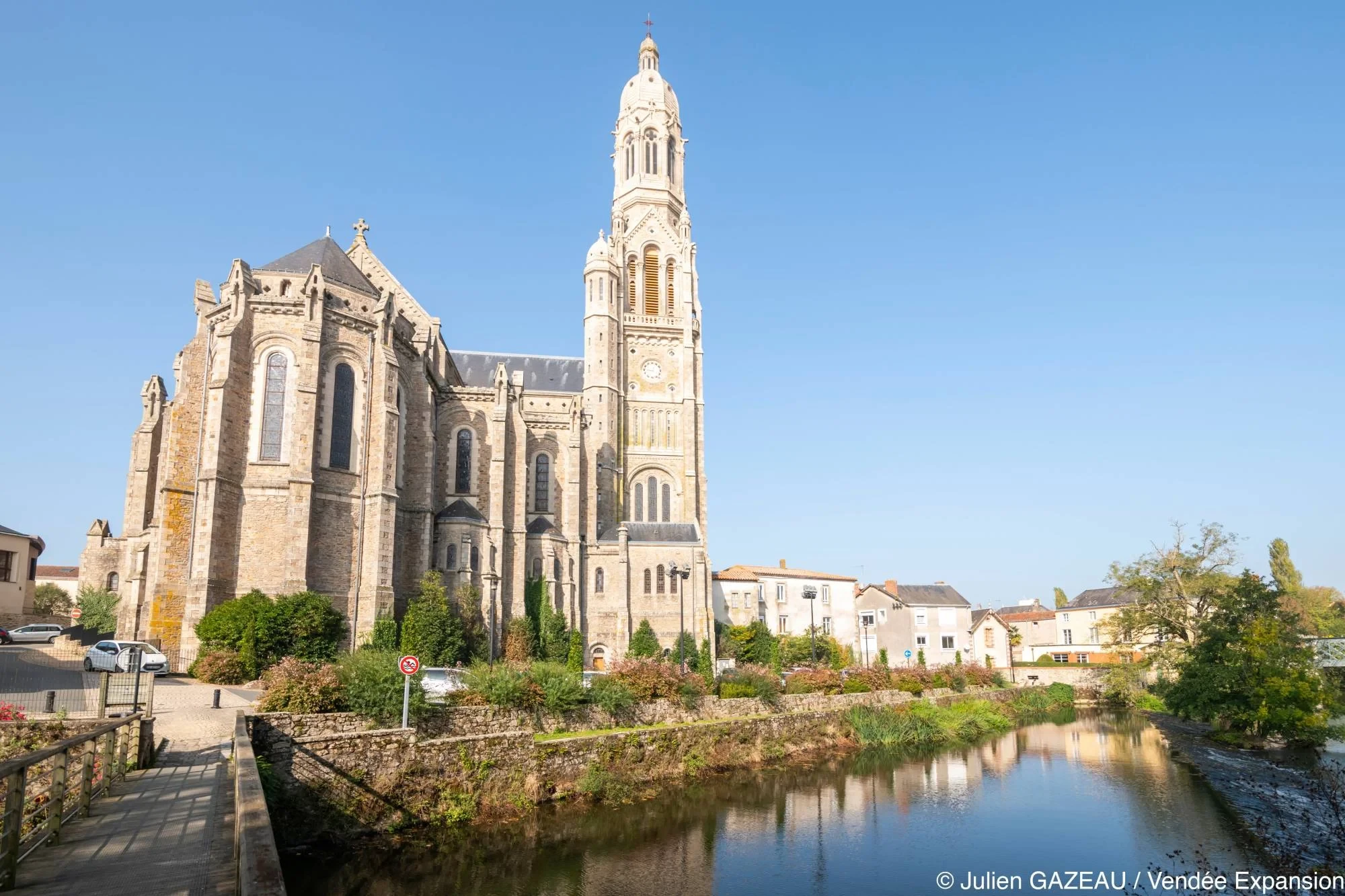 Église en pierre au bord d’une rivière