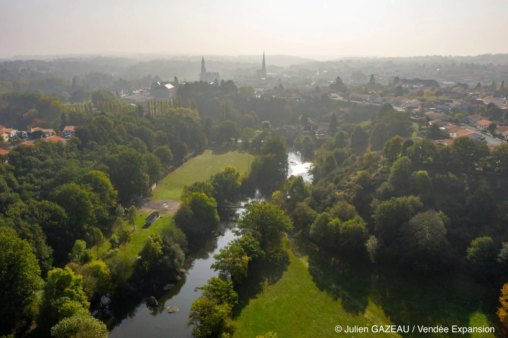 Vue aérienne d’une ville traversée par une rivière