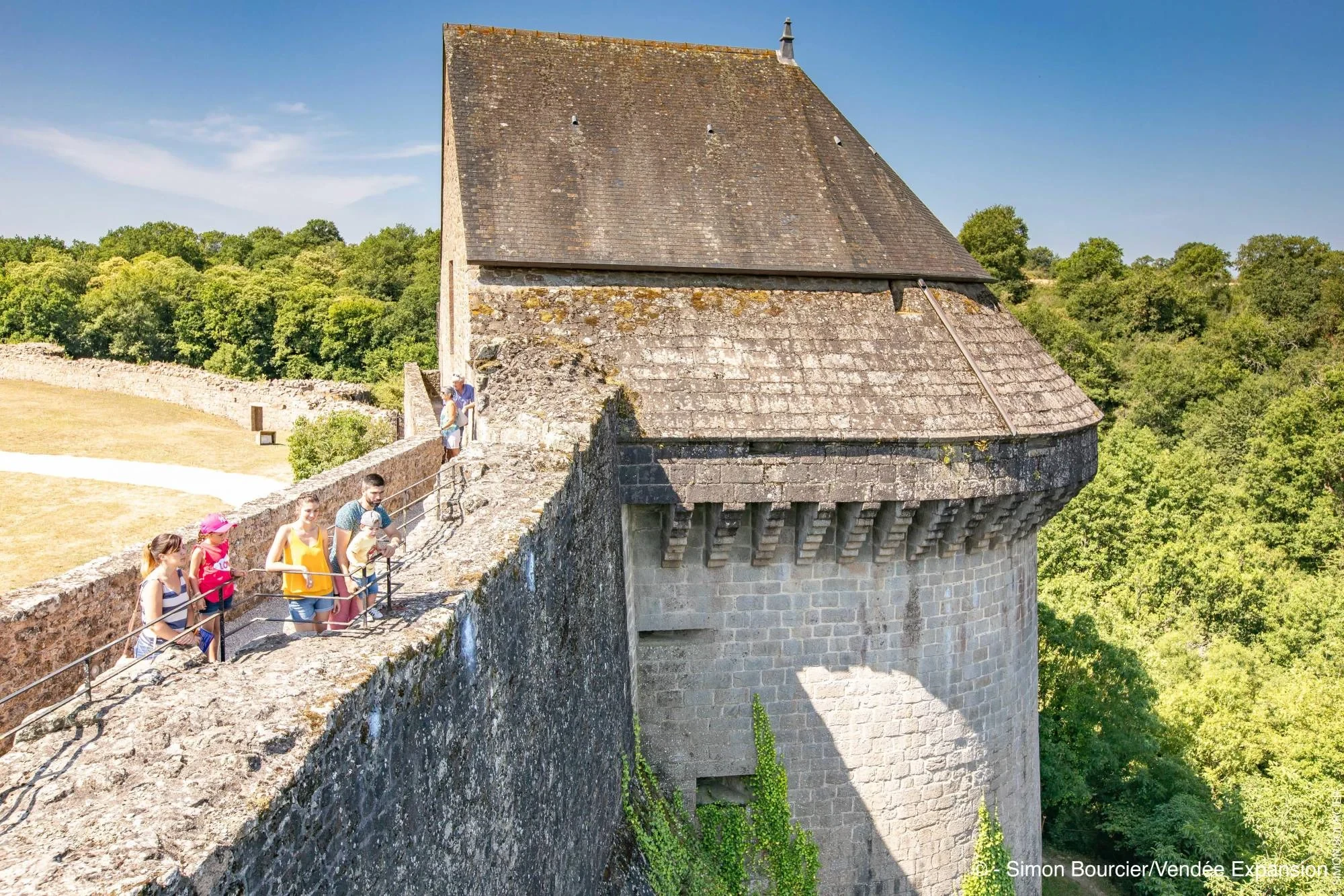 Famille sur remparts d’un château médiéval